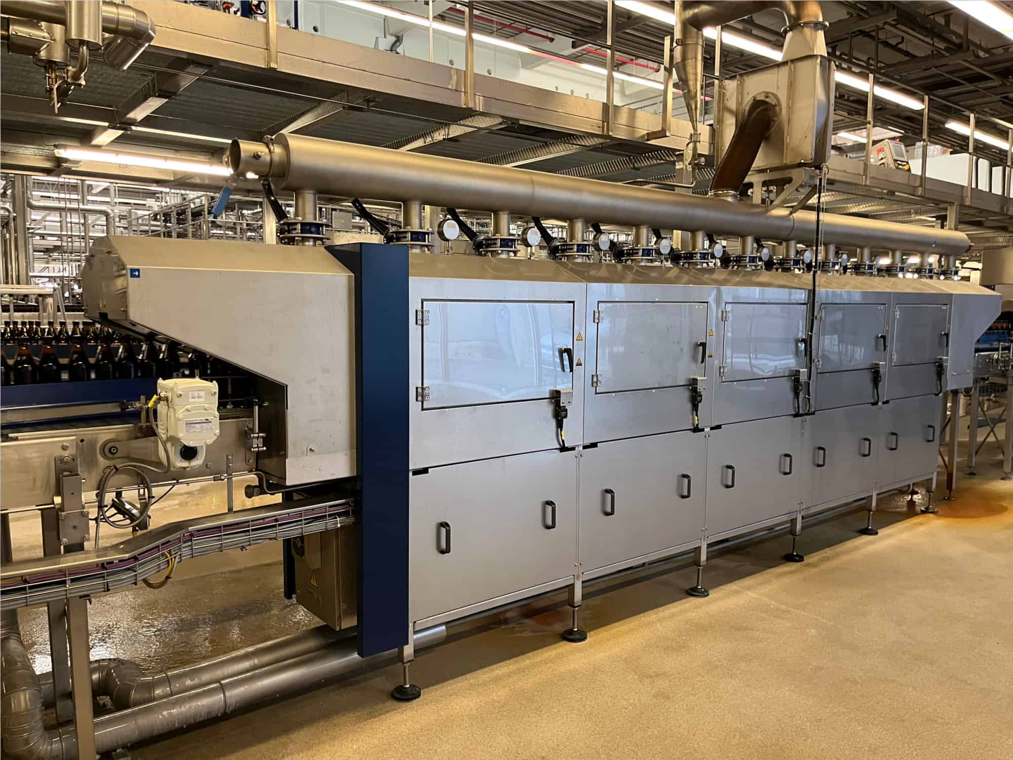 Widok z boku Krones Sleevematic M2 + Shrinkmat 5000